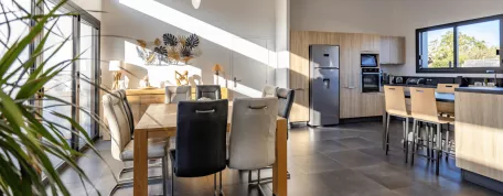 Maison de plain-pied ou à étage : que choisir selon le terrain, le budget et le mode de vie ?