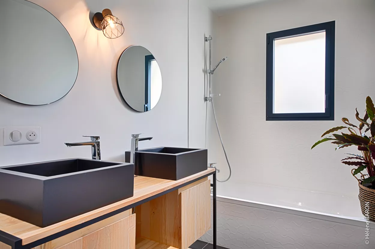 Construction de maison contemporaine à Guérande, Loire-Atlantique, Pays de la Loire (44) - Salle de bain