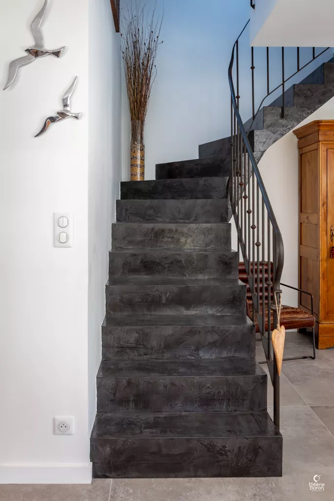Escalier en béton sur mesure dans une maison individuelle