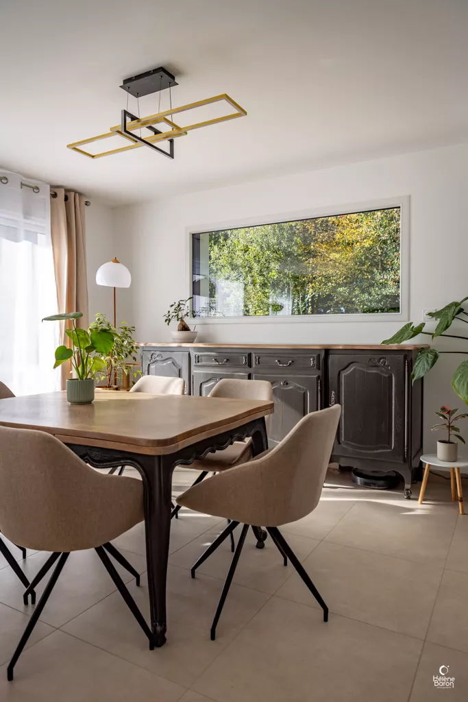 Salle à manger lumineuse dans maison contemporaine