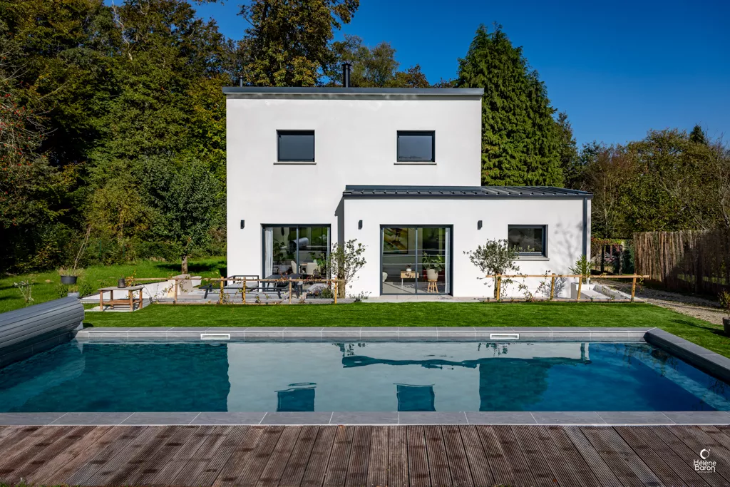 Vue d’ensemble d’une maison contemporaine avec piscine