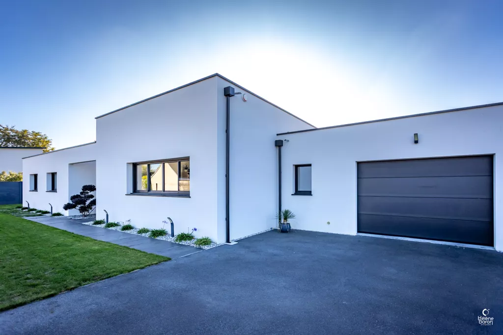 Vue d’ensemble d’une maison individuelle avec garage