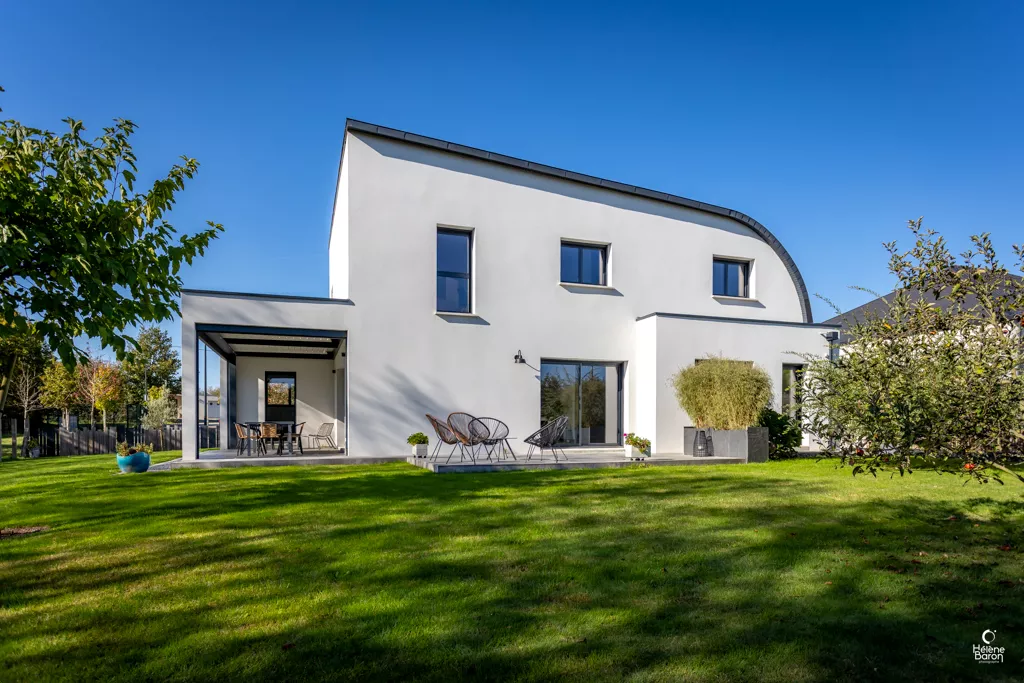 Vue d’ensemble maison contemporaine à toit courbe zinc
