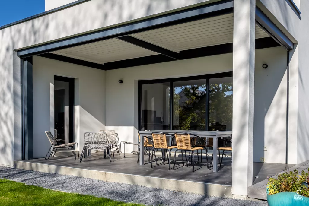Terrasse bois maison contemporaine et ouvertures aluminium