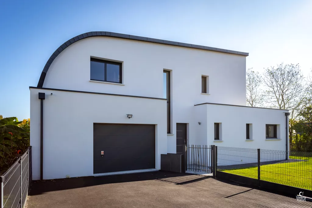 Façade avant maison contemporaine avec garage intégré