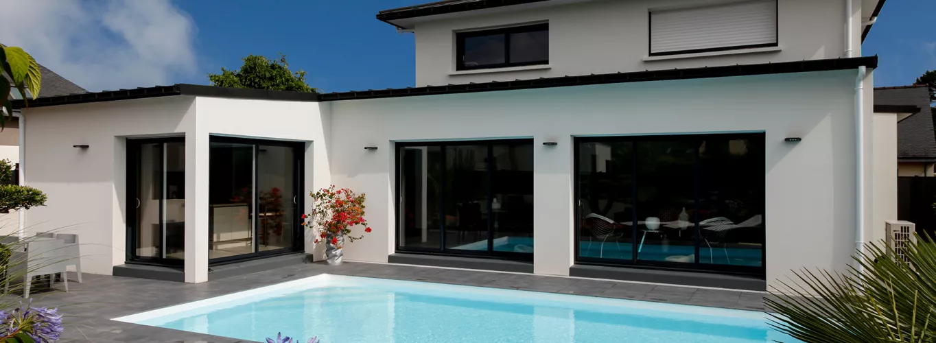 Construction de maison contemporaine avec piscine