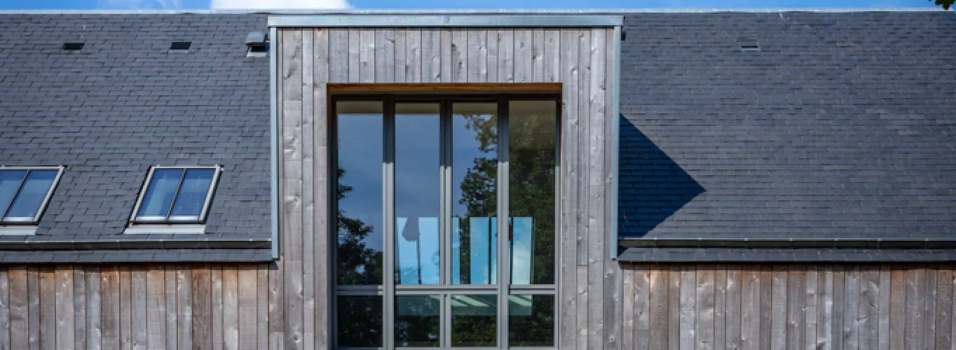 Maison traditionnelle avec bardage bois