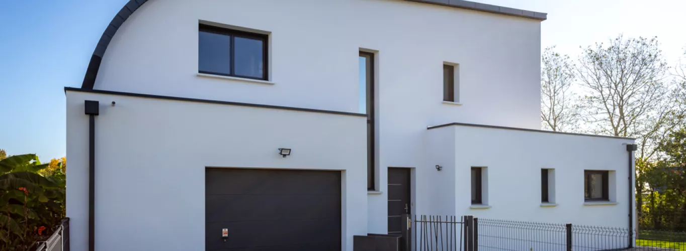 Maison à toit courbe zinc de Grand-Champ des Fontaines