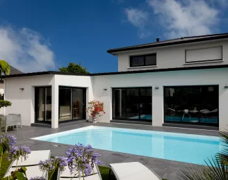 Construction de maison contemporaine avec piscine