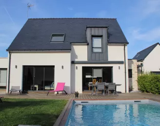 Maison traditionelle avec  parement pierre sur entrée