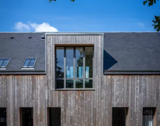 Maison traditionnelle avec bardage bois