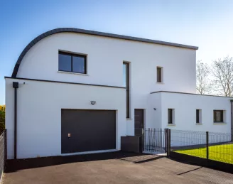 Maison à toit courbe zinc de Grand-Champ des Fontaines